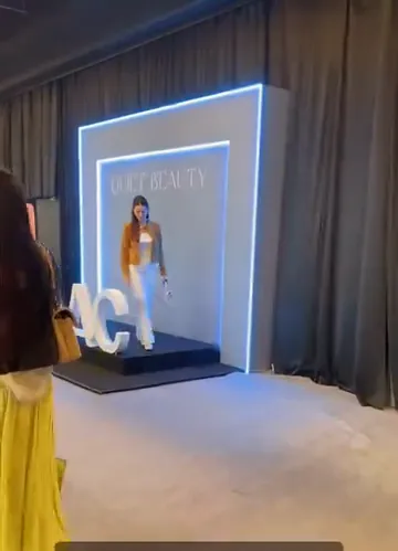 Rosto feminino em luz natural, com traços preservados