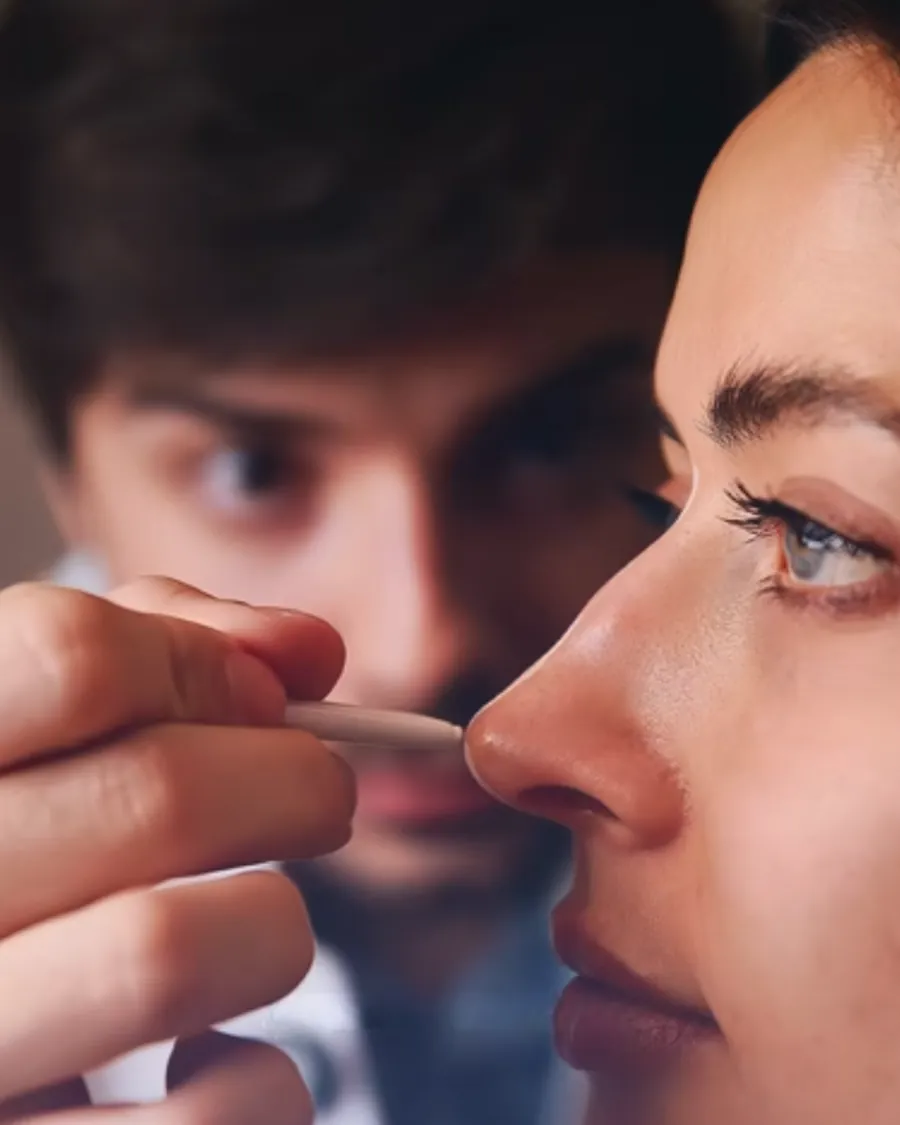 Perfil de um nariz feminino em luz suave, com o dorso em destaque